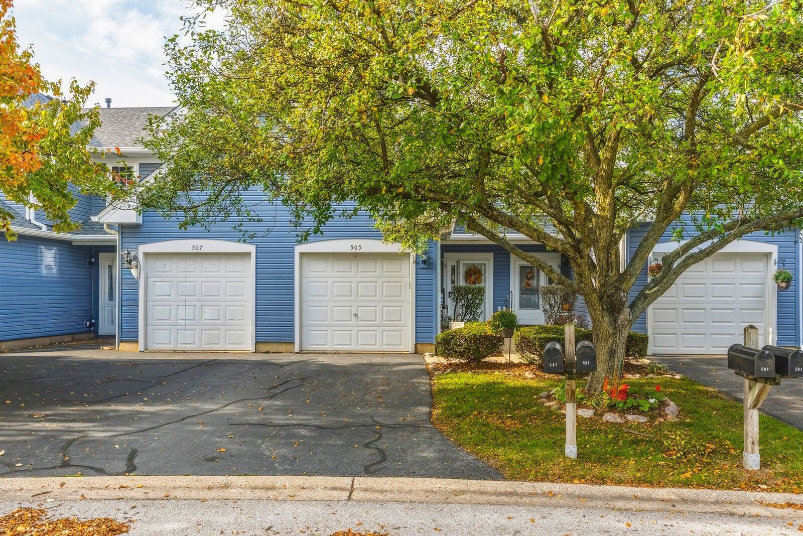 Property Photo: 505 Oxford Court IL 60543