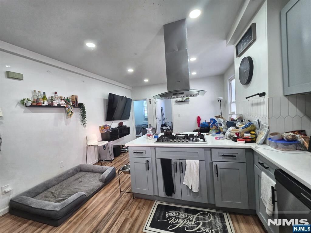 Property Photo:  33 Ridge Road Apt 1  NJ 07031 