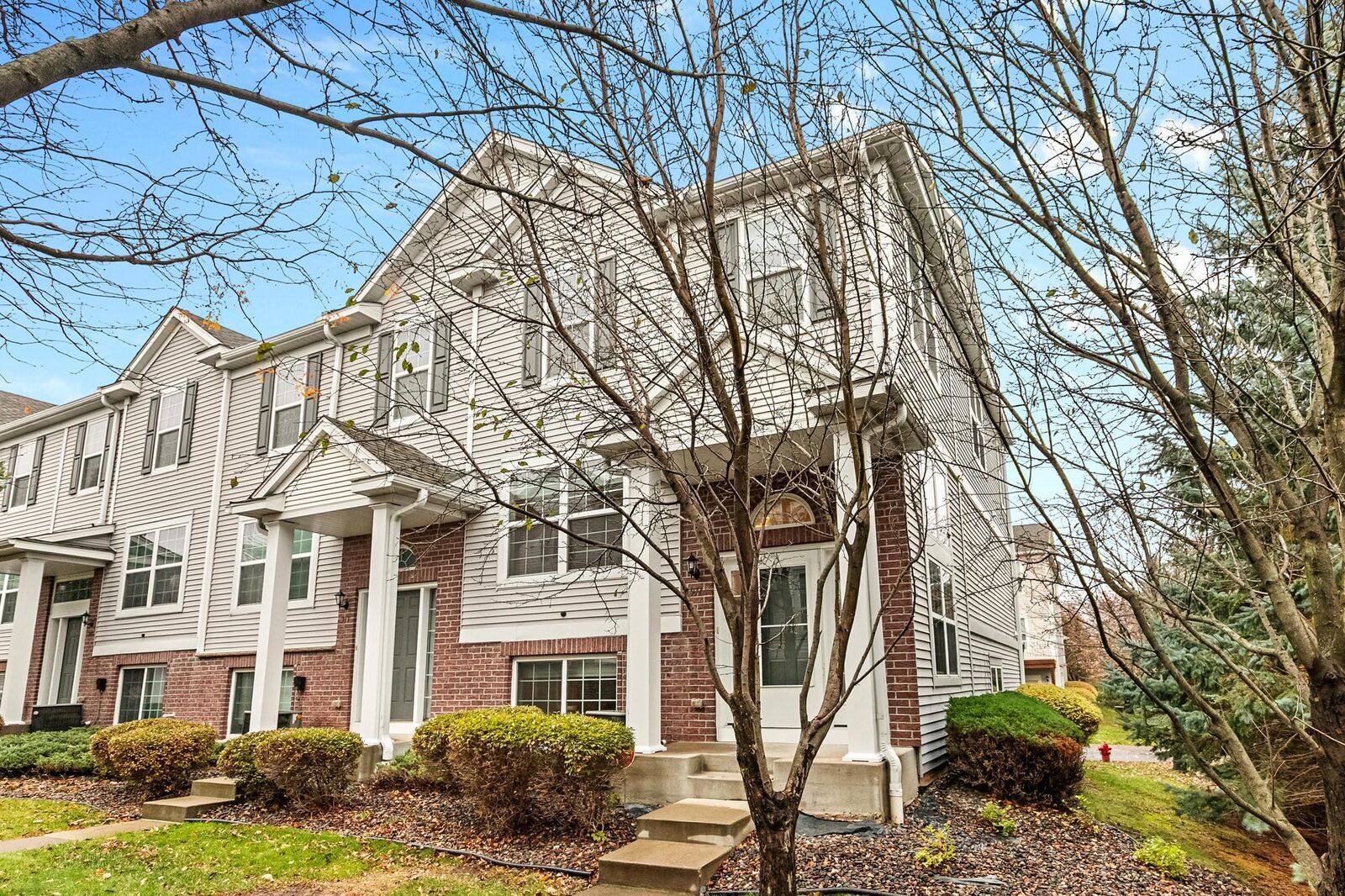 Property Photo:  911 Ledgestone Drive  MN 55115 