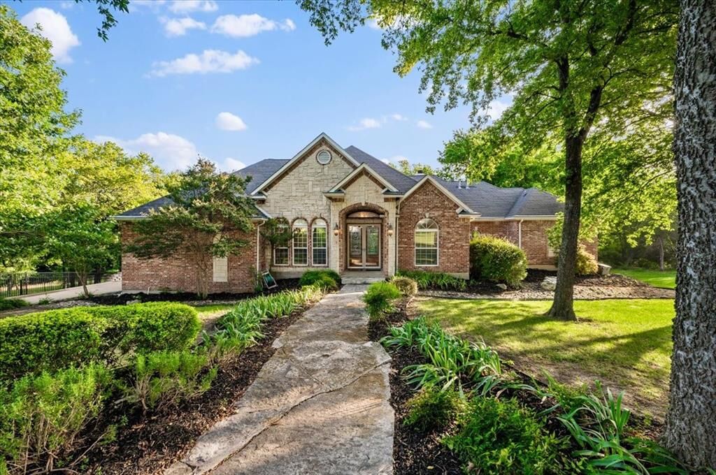 Property Photo:  2643 Creekwood Drive  TX 75104 