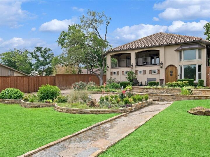 Property Photo: 306 E Rochelle Boulevard TX 75062