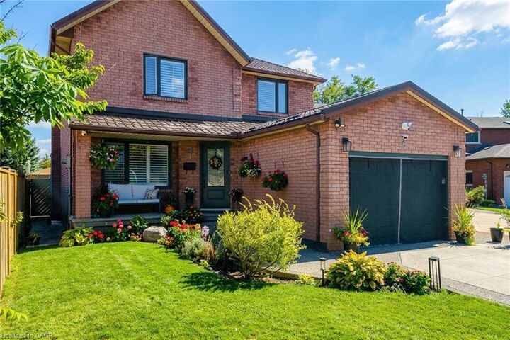Property Photo:  9 Cedarlawn Court  ON L9C 7J9 