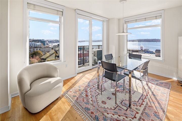 Property Photo:  2607  Western Avenue 804  WA 98121 