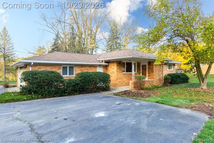 Property Photo:  1141 Kingsview Avenue  MI 48309 