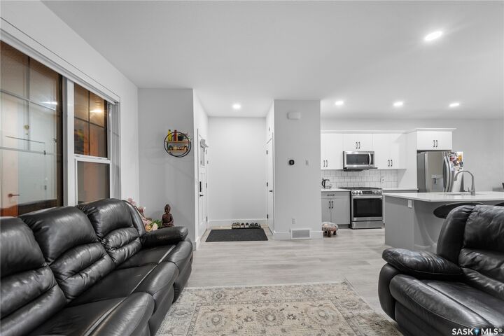 Property Photo:  148 Rosewood Boulevard E  SK S7V 0Y9 