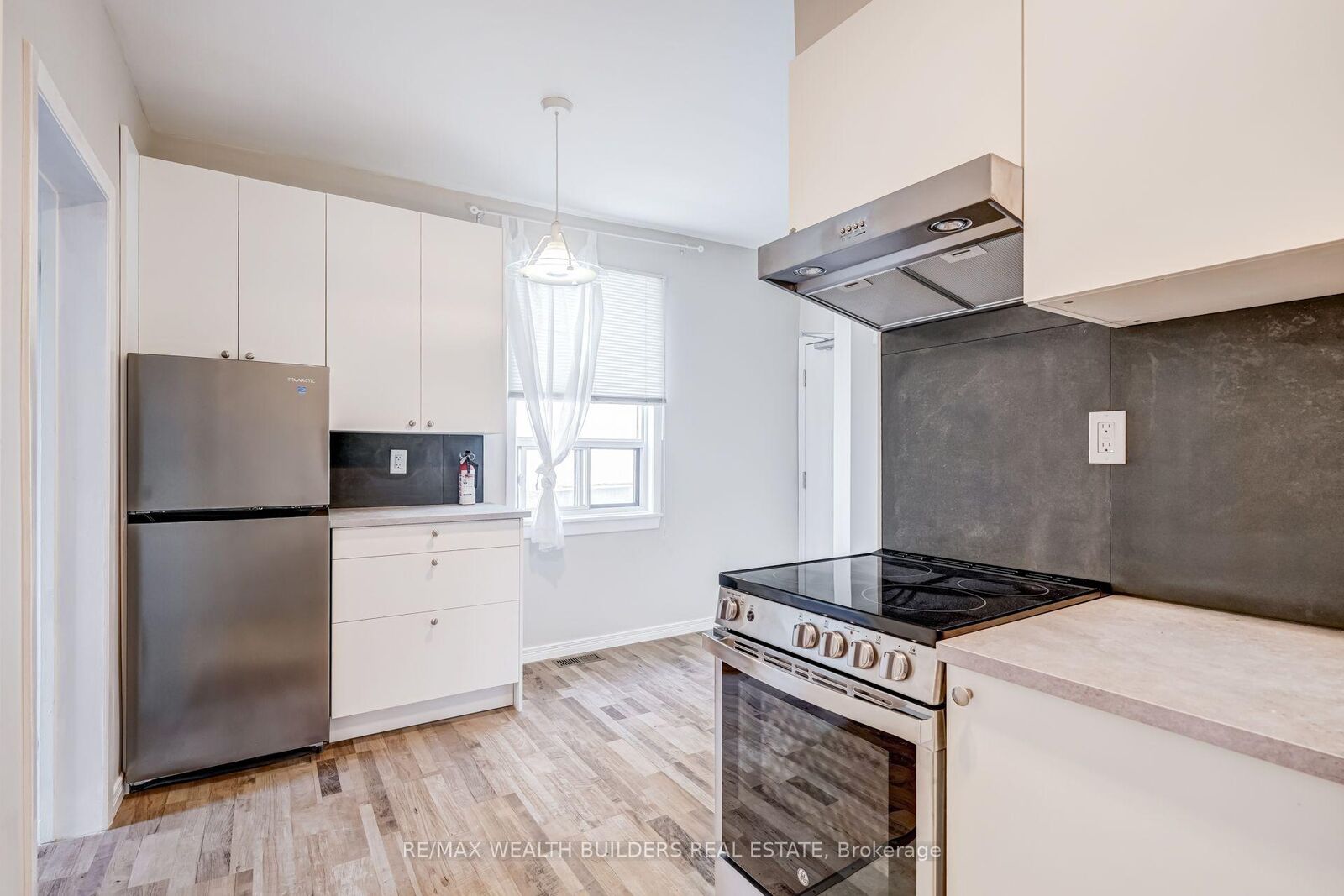 Property Photo: 2443 Dundas Street W Upper Unit 2 ON M6P 1X3