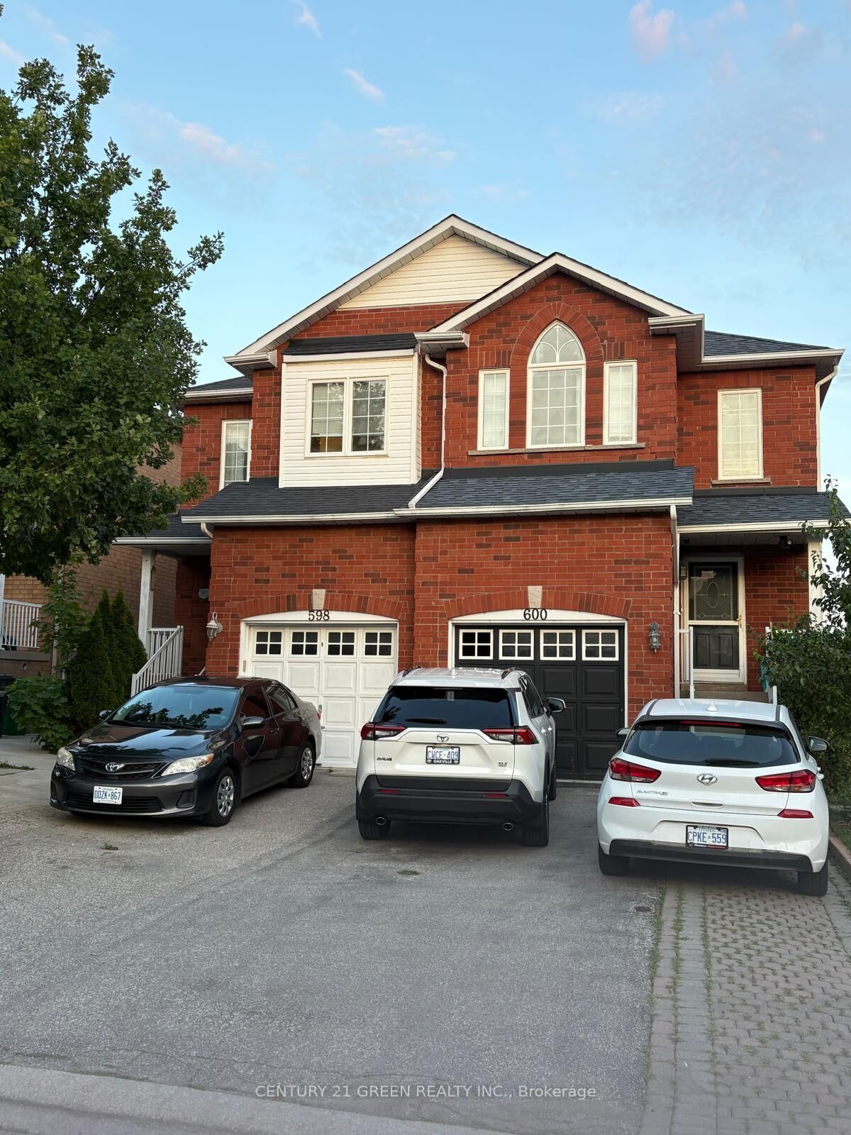 Property Photo:  598 Dolly Bird Lane (Upper)  ON L5W 1G7 