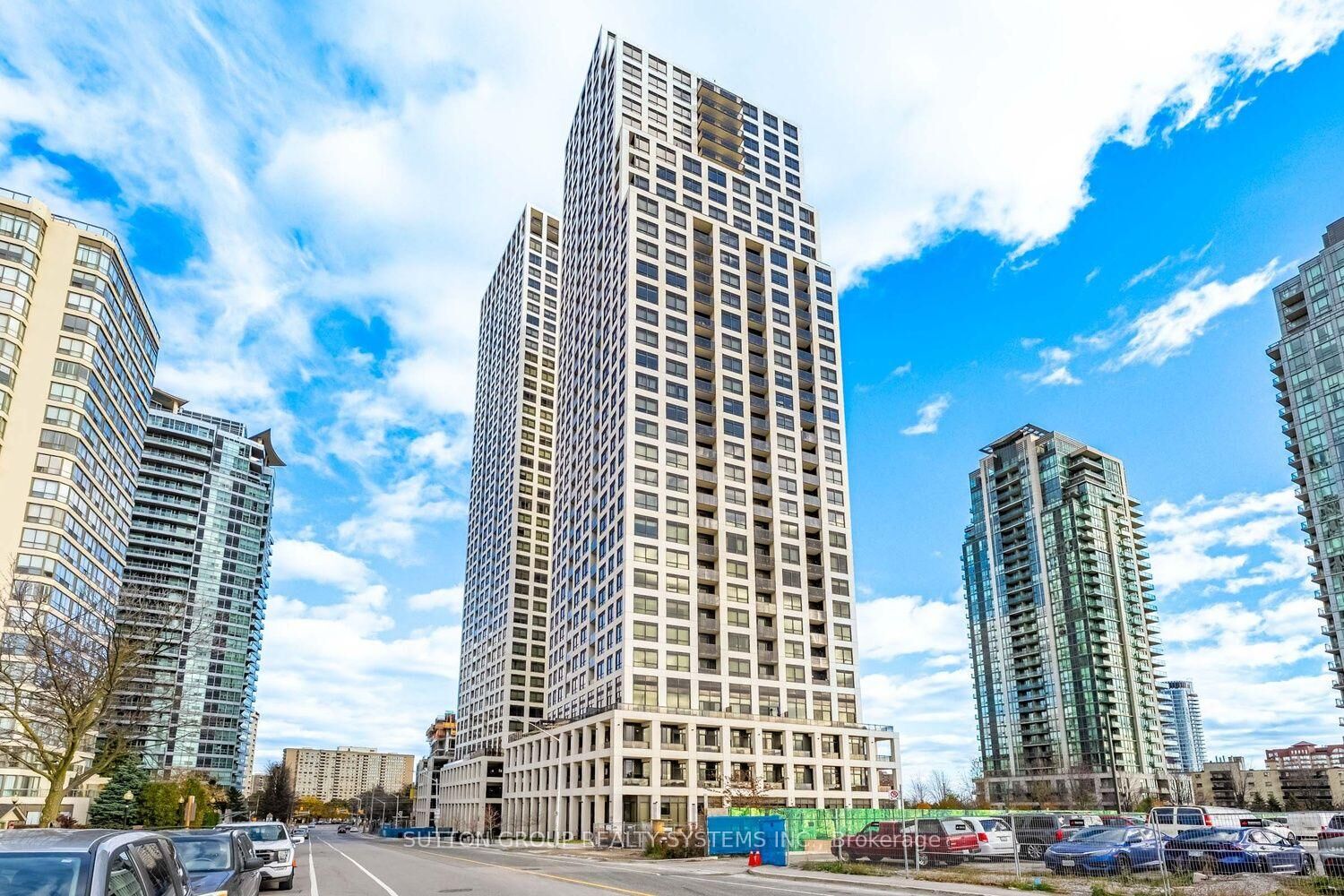 Property Photo:  36 Elm Drive W 2208  ON L5B 0N3 