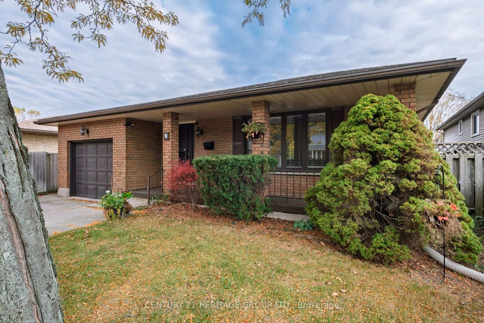 Property Photo:  9 Lilac Court  ON N3R 7N3 