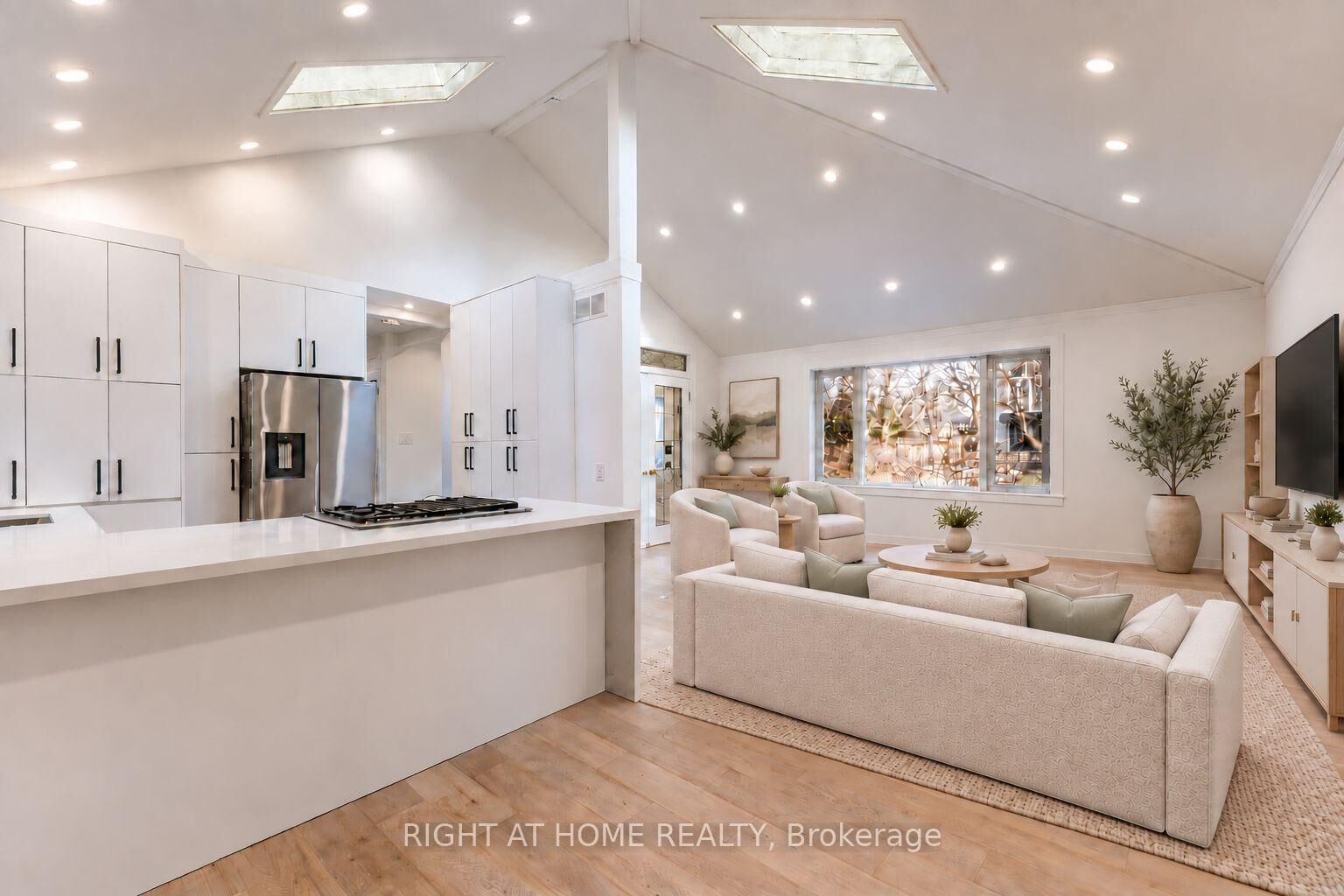Property Photo:  1480 Kenmuir Avenue  ON L5G 4B5 