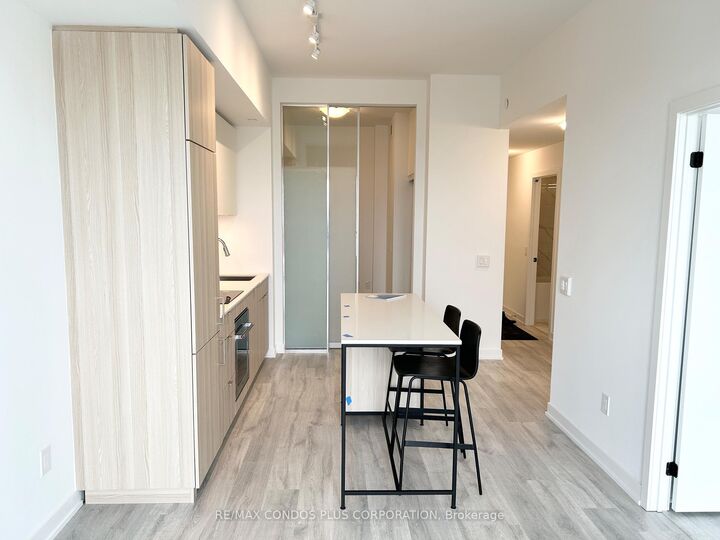 Property Photo: 220 Missinnihe Way 320 ON L5H 0A9