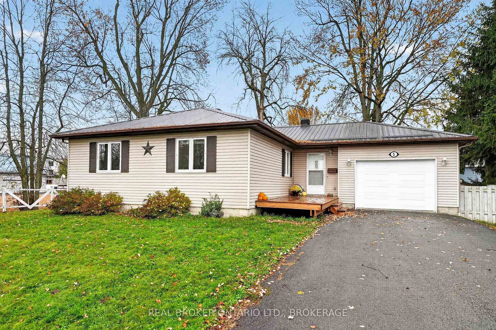 Property Photo:  5 Macdonald Street  ON K0C 1N0 