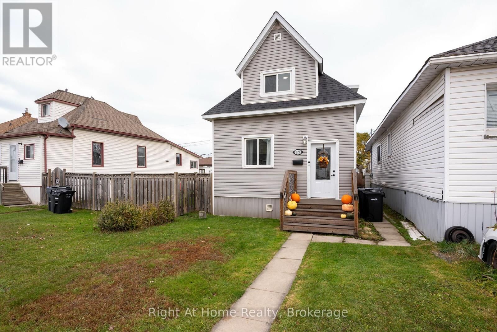 Property Photo:  828 McIntosh Street  ON P7C 3A6 
