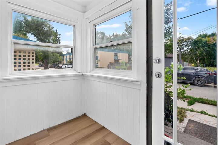 Property Photo:  99 Berlin Street  MB R2L 1J1 