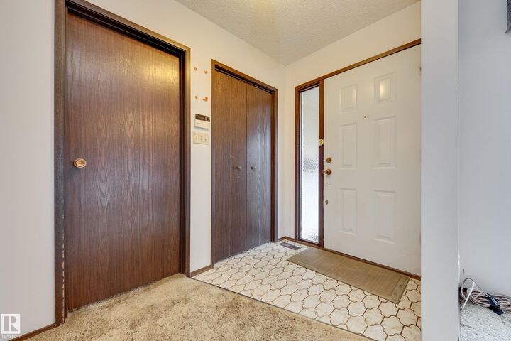 Property Photo:  5316 Hillview Crescent NW  AB T6L 2E4 