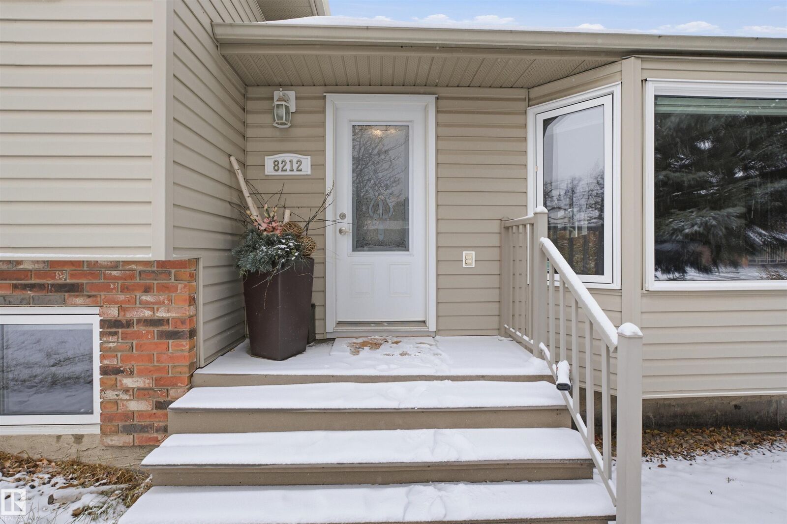 Property Photo:  8212 17 Avenue NW  AB T6K 2C8 