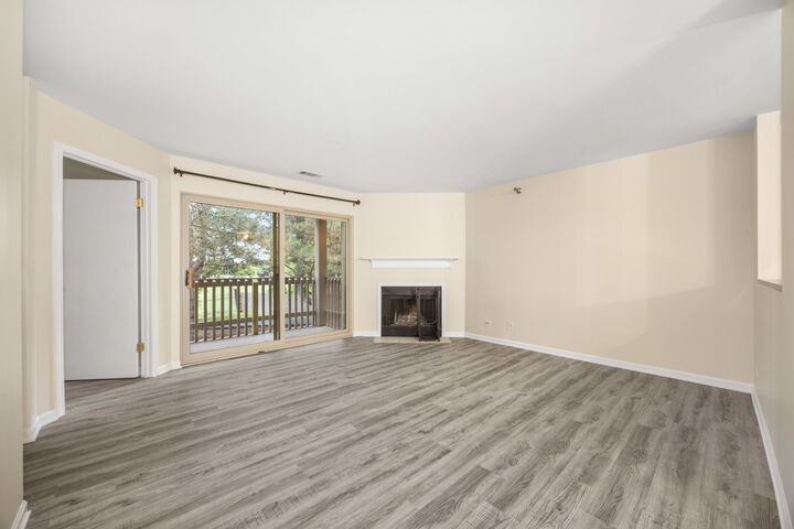 Property Photo:  214 Glengarry Drive 201  IL 60108 