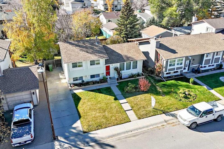 Property Photo:  143 Deer Ridge Way SE  AB T2J 5Y7 