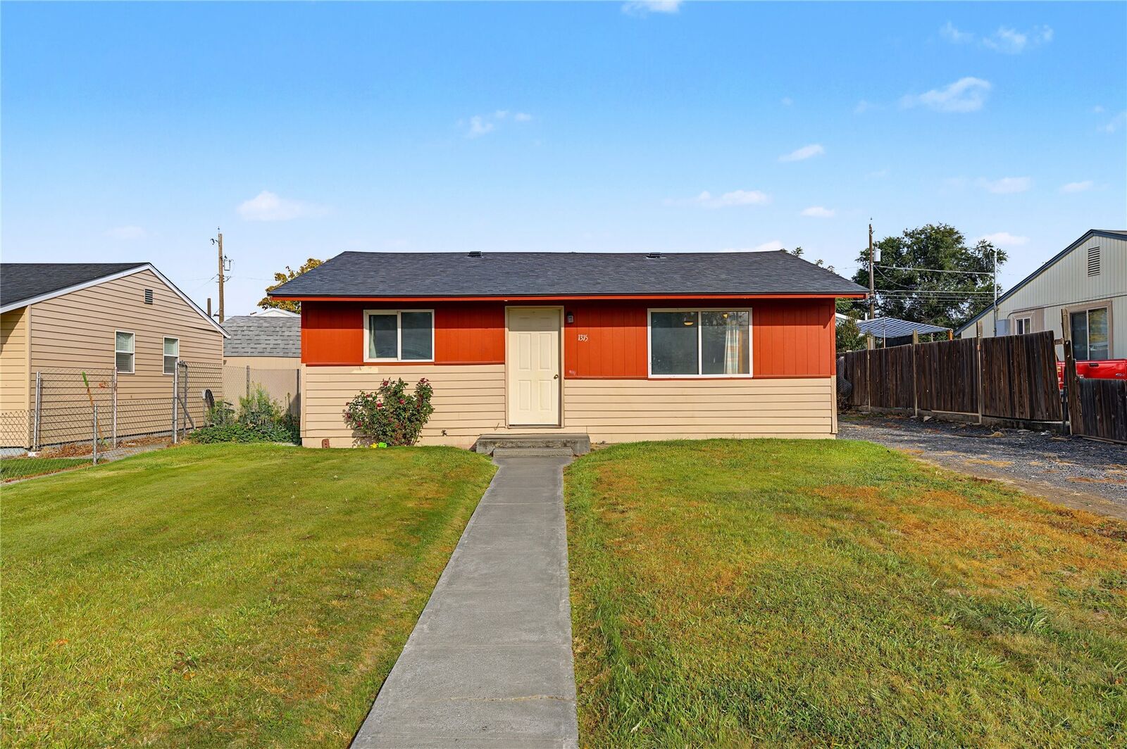 Property Photo:  1315 E Spruce Street  WA 99344 