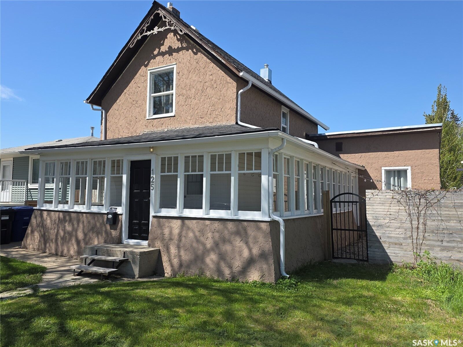 Property Photo:  125 D Avenue S  SK S7M 1P6 