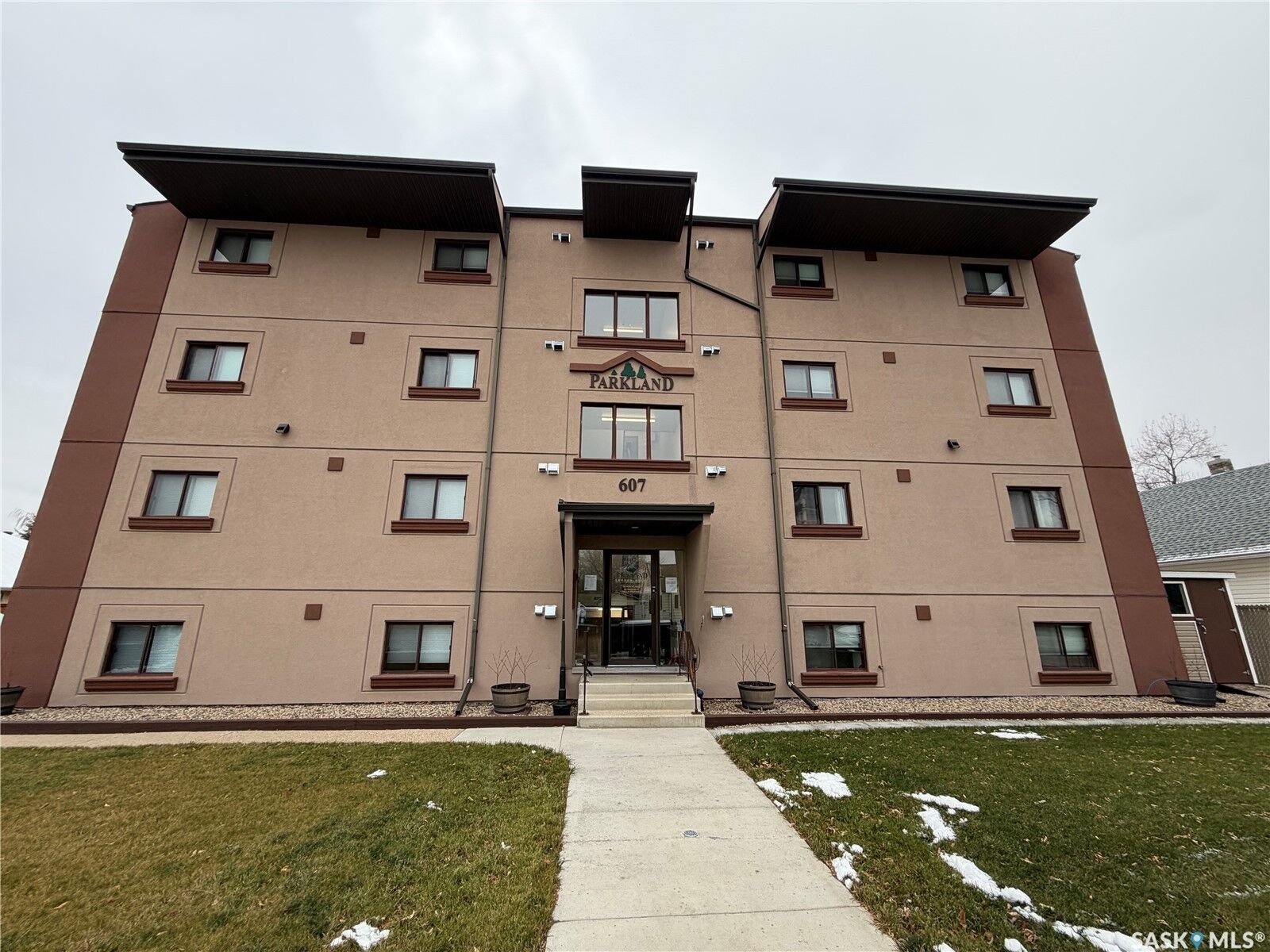 Property Photo: 607 10th Street 206 SK S0K 2A0