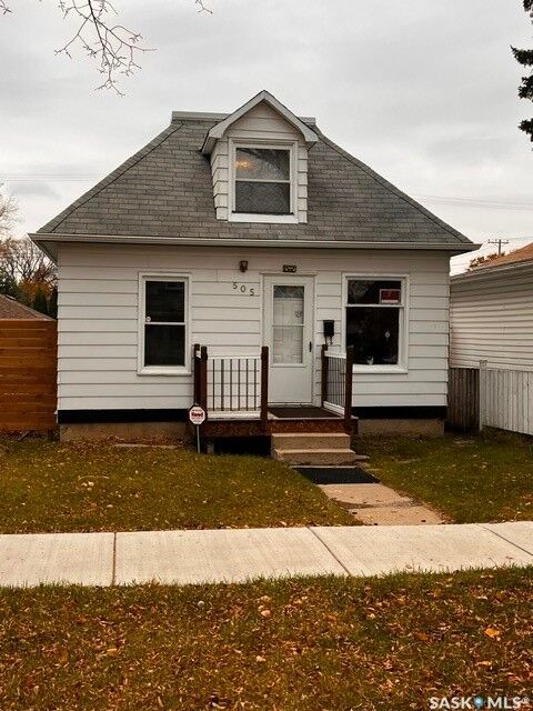 Property Photo:  505 I Avenue S  SK S7M 1Y6 