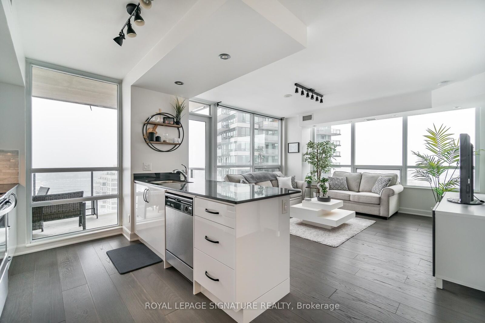 Property Photo: 2230 Lakeshore Boulevard W 1802 ON M8V 0B2