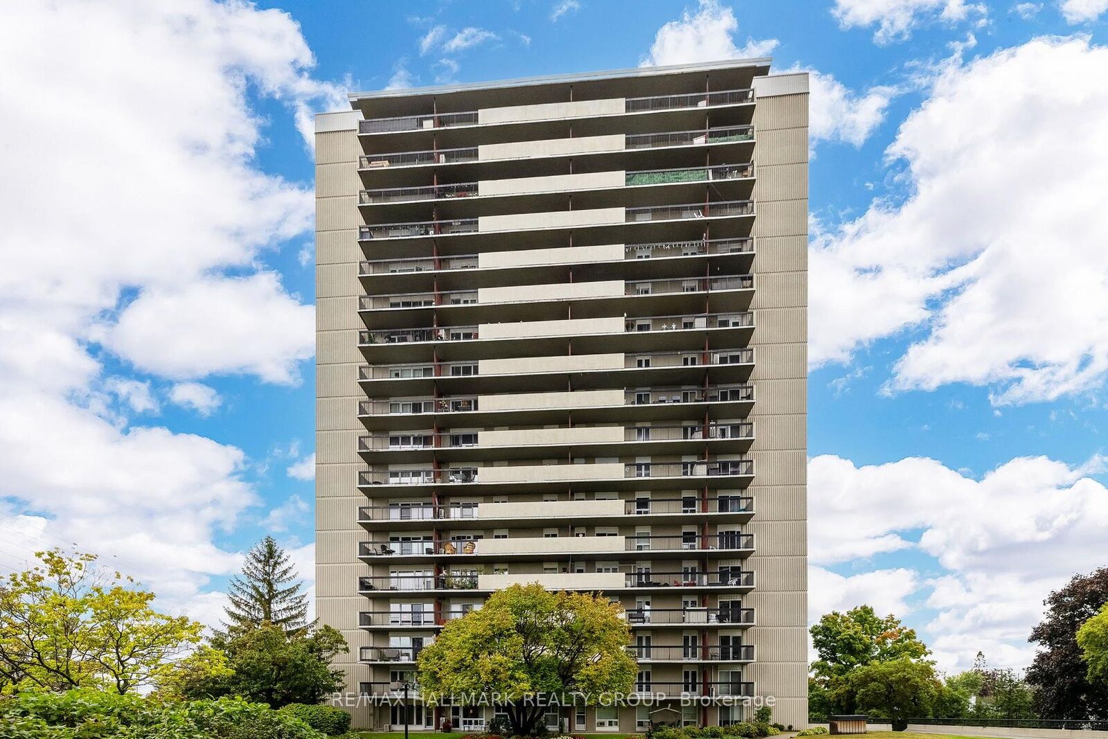 Property Photo:  158B McArthur Avenue  ON K1L 8C9 