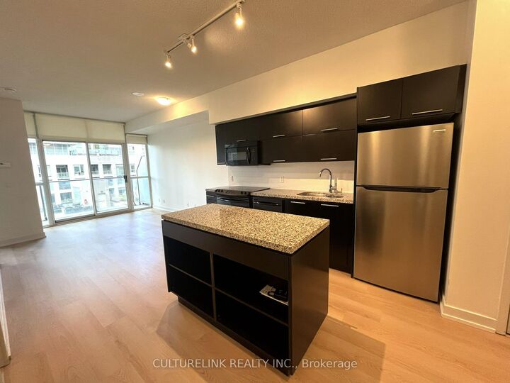 Property Photo:  21 Nelson Street 915  ON M5V 1T8 