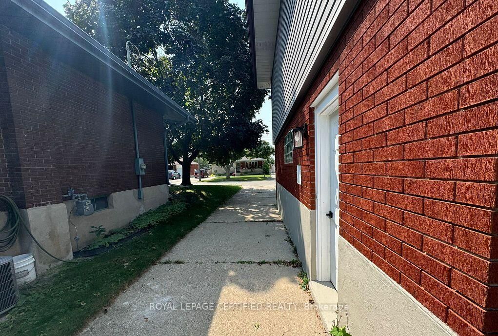 Property Photo:  62 Elkington Drive Bsmt  ON N2B 1S2 