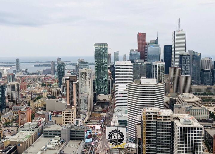 Property Photo:  386 Yonge Street 5207  ON M5B 0A5 