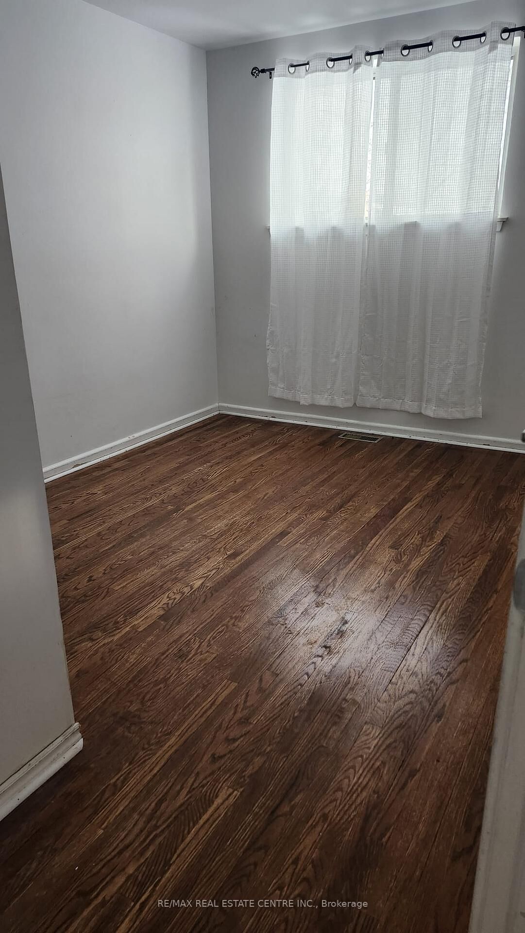 Property Photo:  23 Avondale (Upper) Boulevard  ON L6T 1H1 