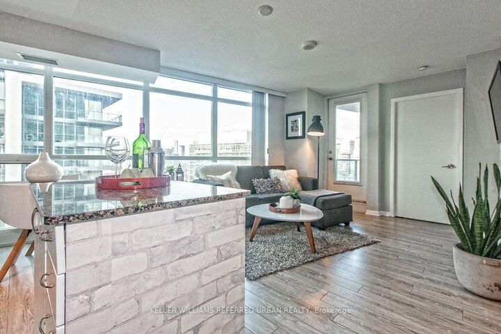 Property Photo:  215 Fort York Boulevard 1411  ON M5V 4A1 