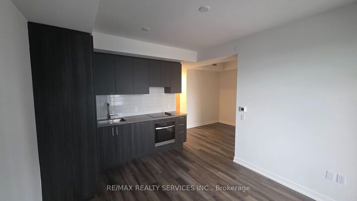 Property Photo: 5 Meadowdale Road 2612 ON L4K 0C7