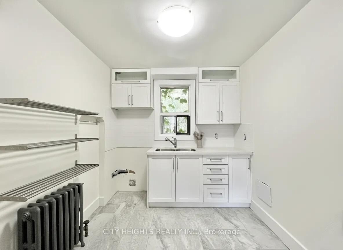 Property Photo: 15 Stavebank Road S 6 ON L5G 2T3