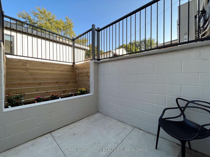 Property Photo: 729 Queensdale Avenue E ON L8V 1M4