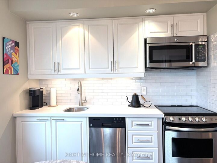 Property Photo: 19 Avondale Avenue Uph15 ON M2N 0A6