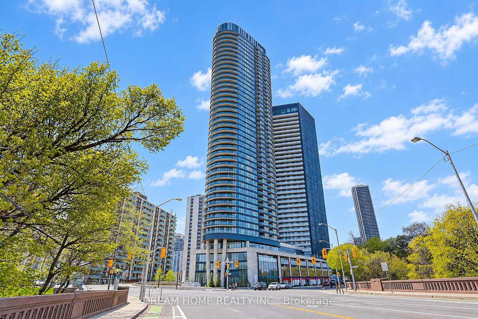 Property Photo: 585 Bloor Street E 1622 ON M4W 0B3