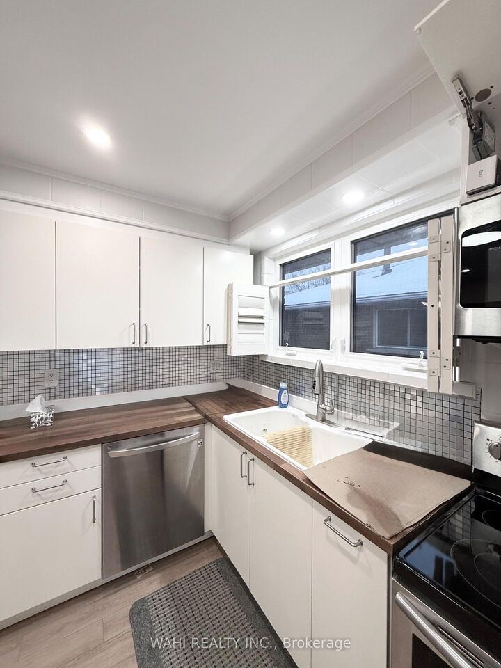 Property Photo:  255 Carson Drive W Unit 1  ON L8T 2X8 