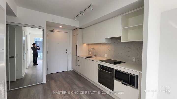 Property Photo: 82 Dalhousie Street 3106 ON M5B 1Y7