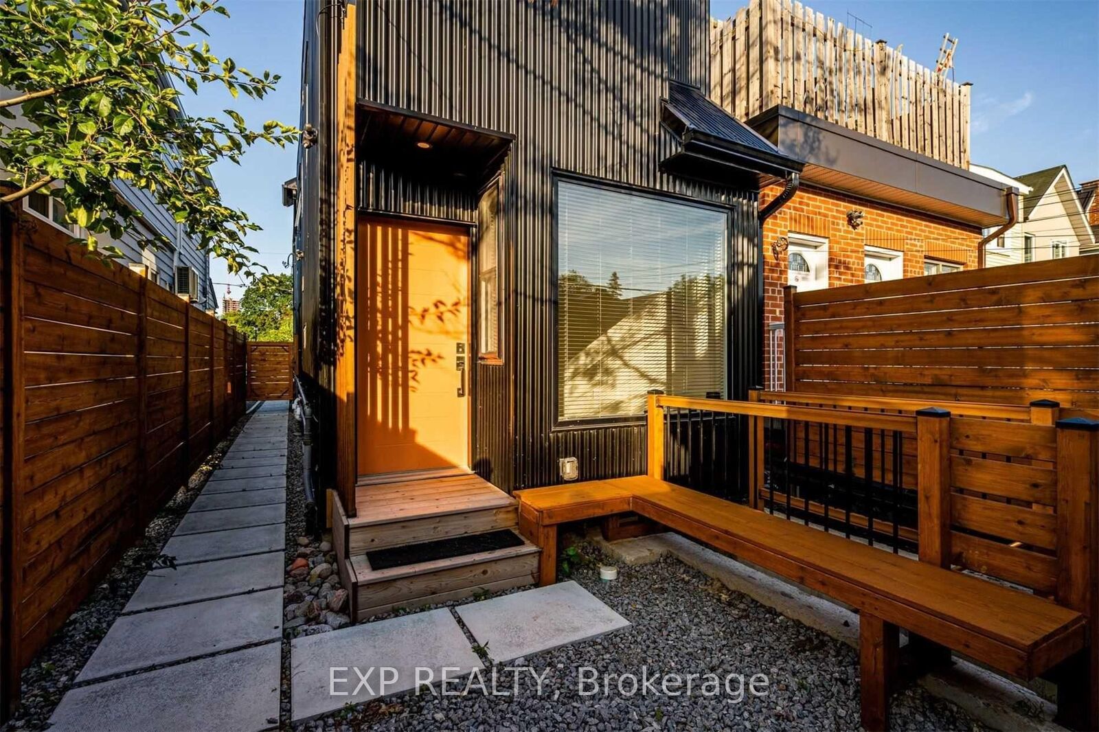 Property Photo: 452 Montrose Avenue B ON M6G 3H1