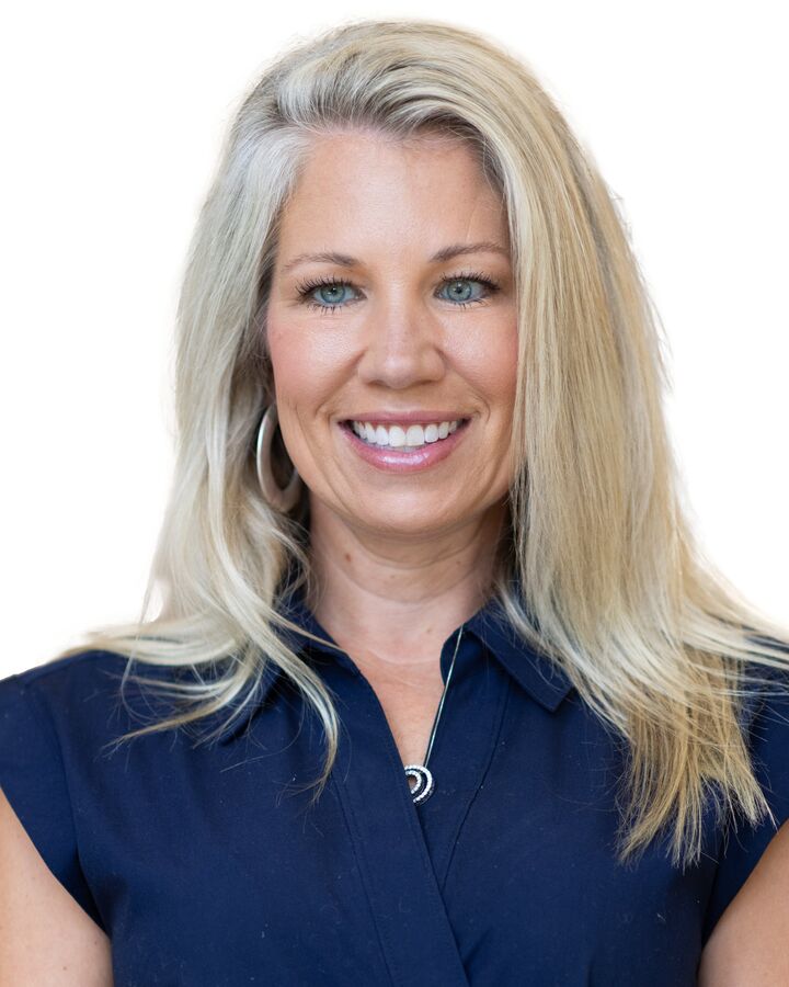 Amanda Holmes,  in Greenville, Caine