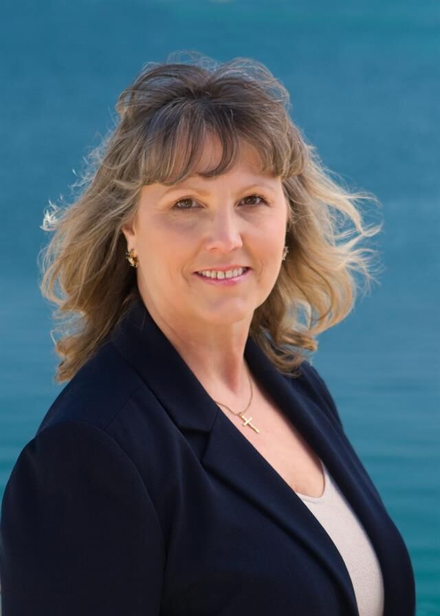 Lynn Robinson, Real Estate Broker/Real Estate Salesperson in Charlevoix, Schmidt Realtors