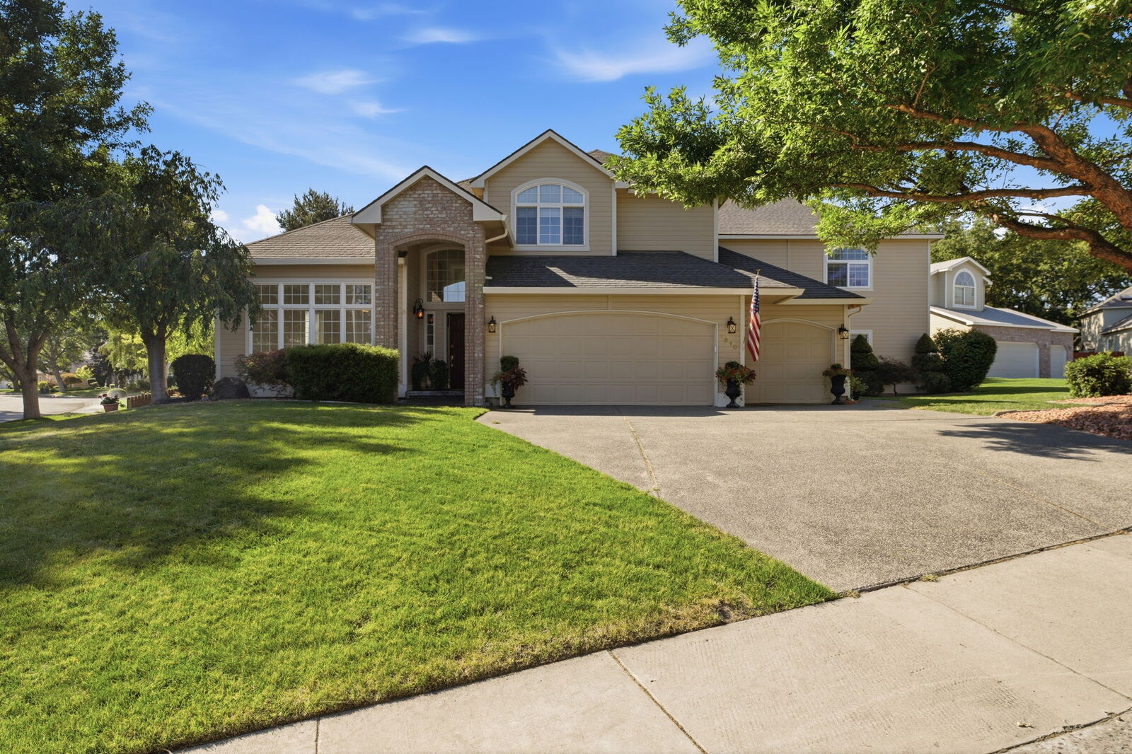 Property Photo: 1610 Sunterra Ct WA 99352