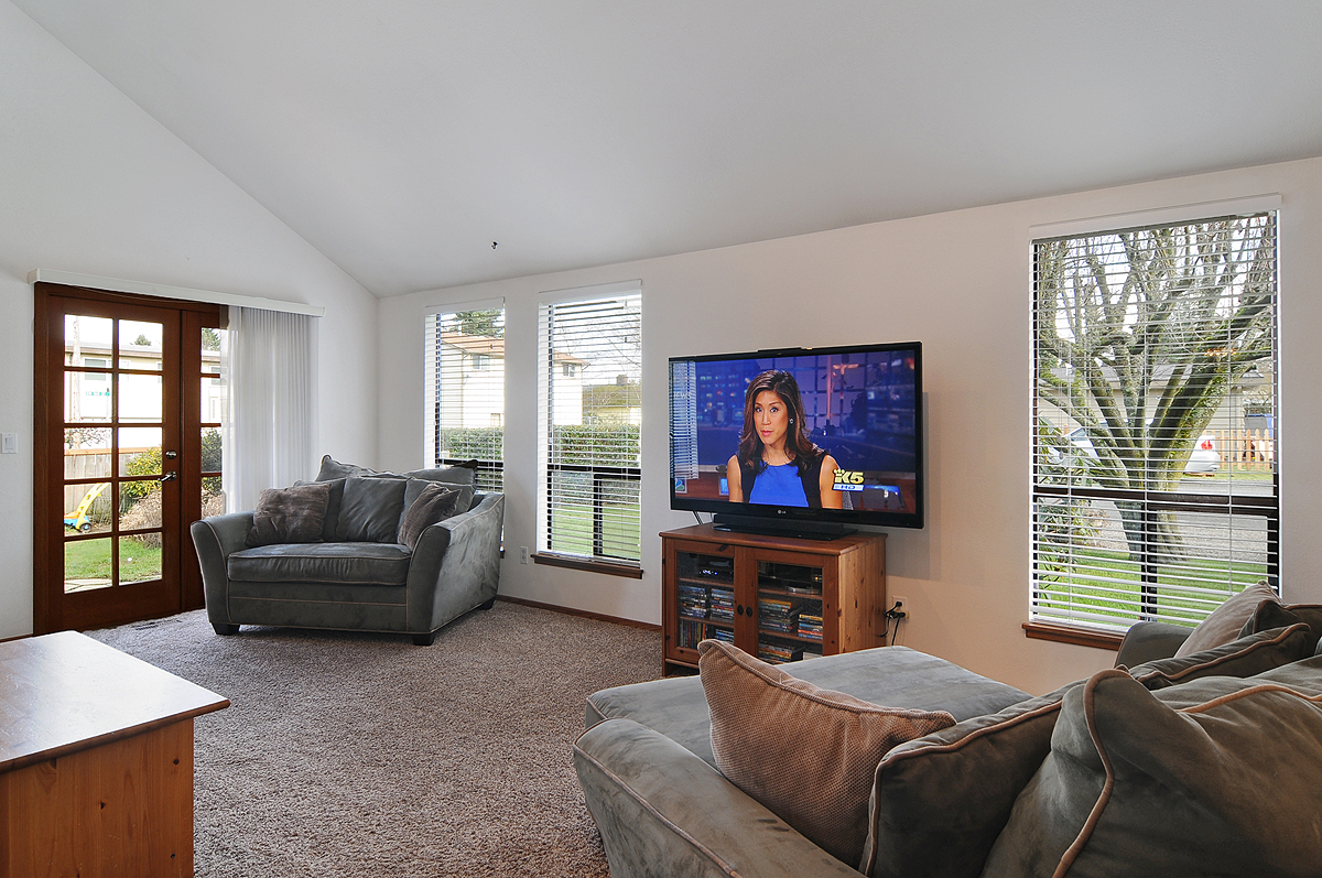 Property Photo: Living room/dining room/kitchen 1301 SW 160th St  WA 98166 