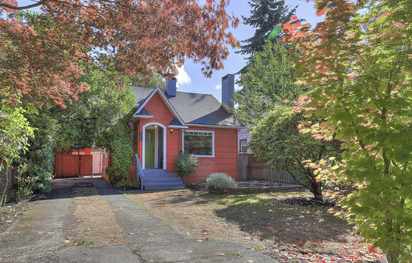 Property Photo:  10030 Interlake Ave N  WA 98133 