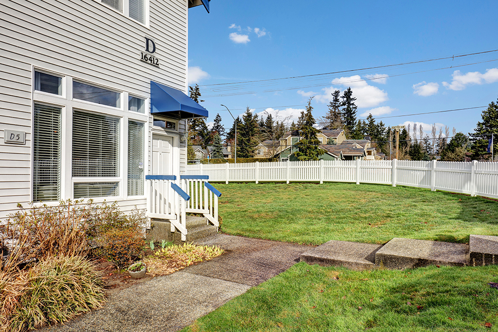 Property Photo:  16412 Spruce Wy D5  WA 98037 