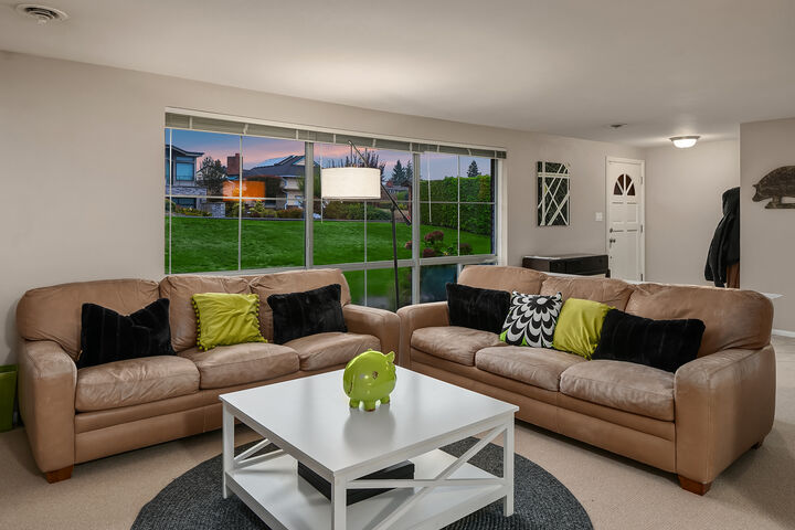 Property Photo:  9643  Vineyard Crest  WA 98004 