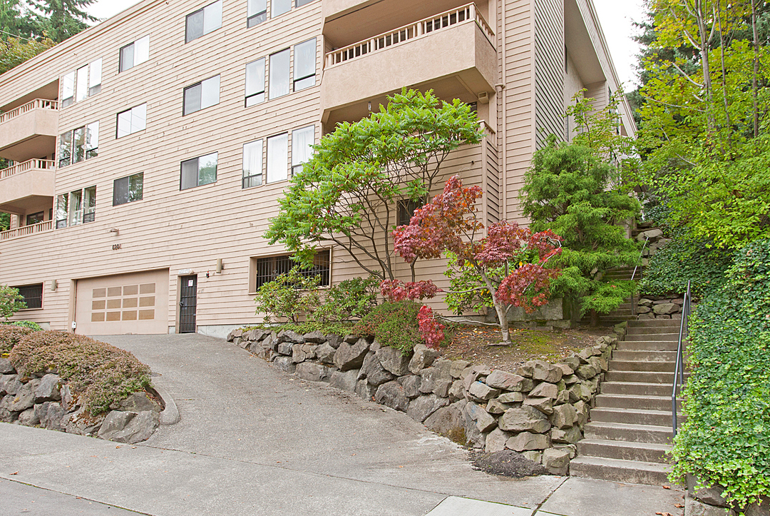 Property Photo: 5201 22nd Ave NE 101 WA 98105