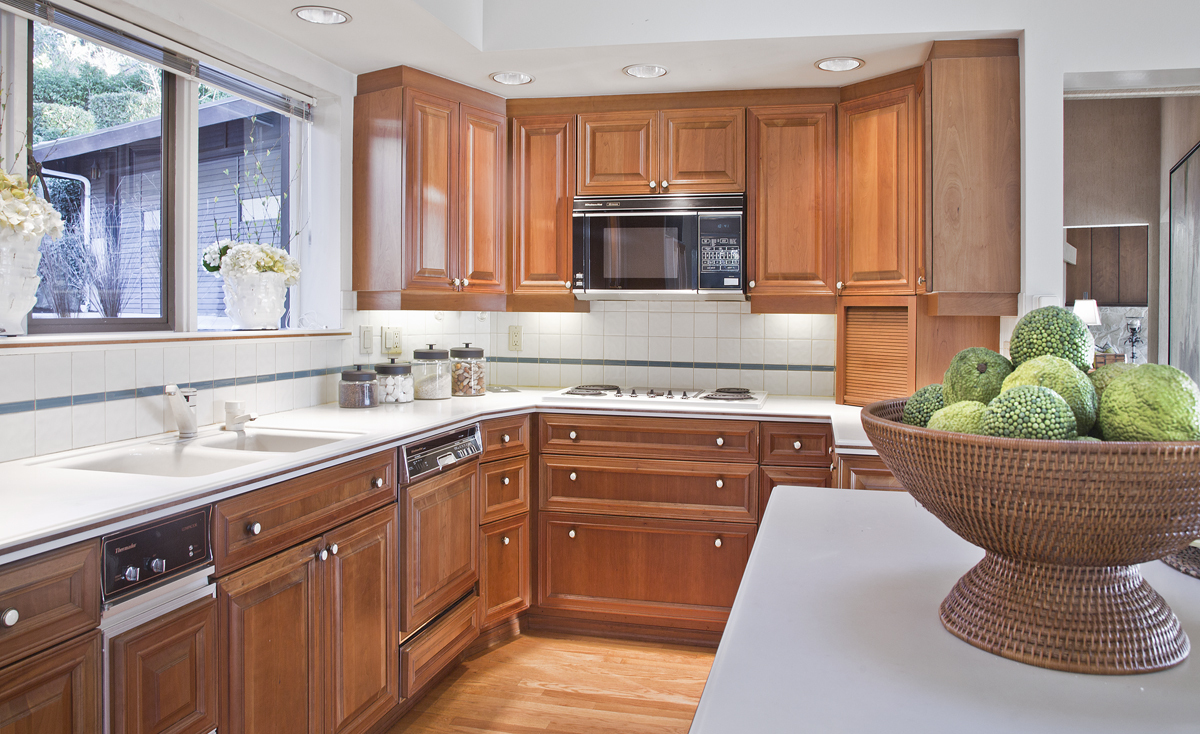 Property Photo: Family room/ kitchen 2399 Killarney Wy SE  WA 98004 